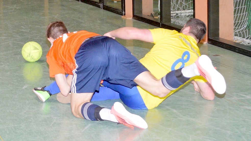 Stürze auf den Hallenboden sind unvermeidlich, wie diese Szene vom Fehnpokal-Finale zwischen dem Holte SV und dem SC Rhauderfehn (Endstand 4:0) zeigt. Beim Fehnpokal der Reservemannschaften hatte ein Sturz aber äußerst schlimme Folgen. Fotos: Weers