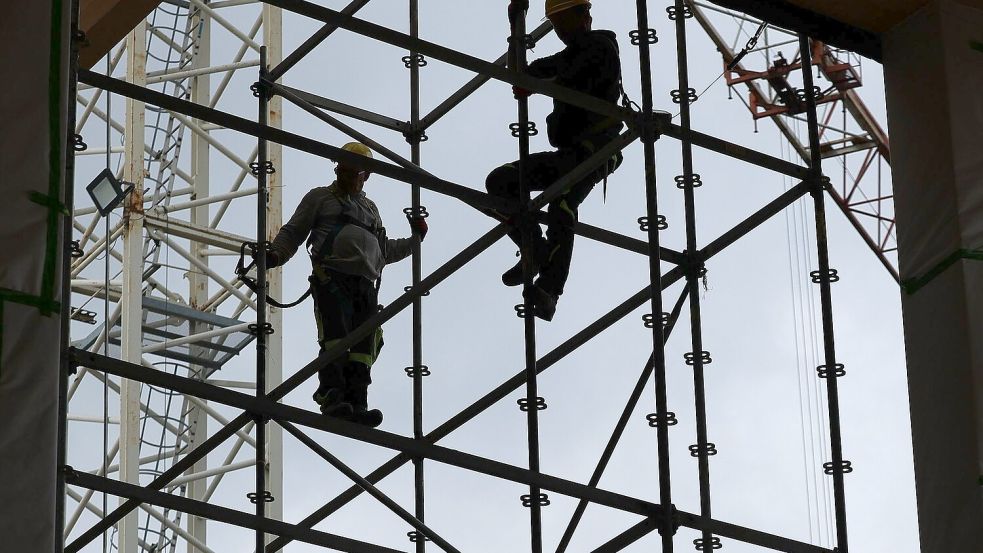 Das kriselnde deutsche Baubranche steht nach einer Prognose des DIW vor einer Trendwende (Archivbild) Foto: Jan Woitas/dpa