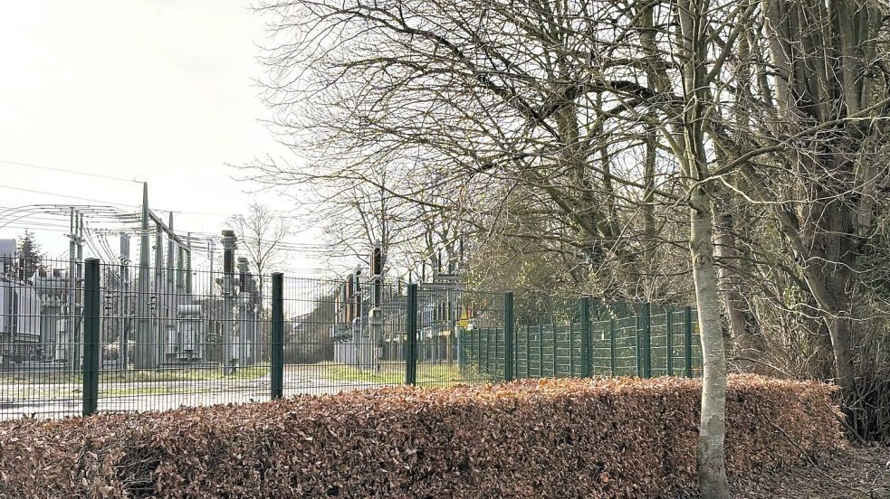 Es gibt nicht viele Bereiche, in denen das Umspannwerk im Wiesmoorer Zentrum von der Straße aus einsehbar ist – hier trifft Mittelspannung auf Hochspannung. Foto: Böning