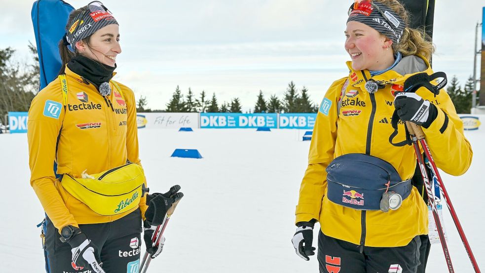 Vanessa Voigt (l) und Selina Grotian: Die Freundinnen freuen sich auf das erste Heimrennen in Oberhof. Foto: Martin Schutt/dpa