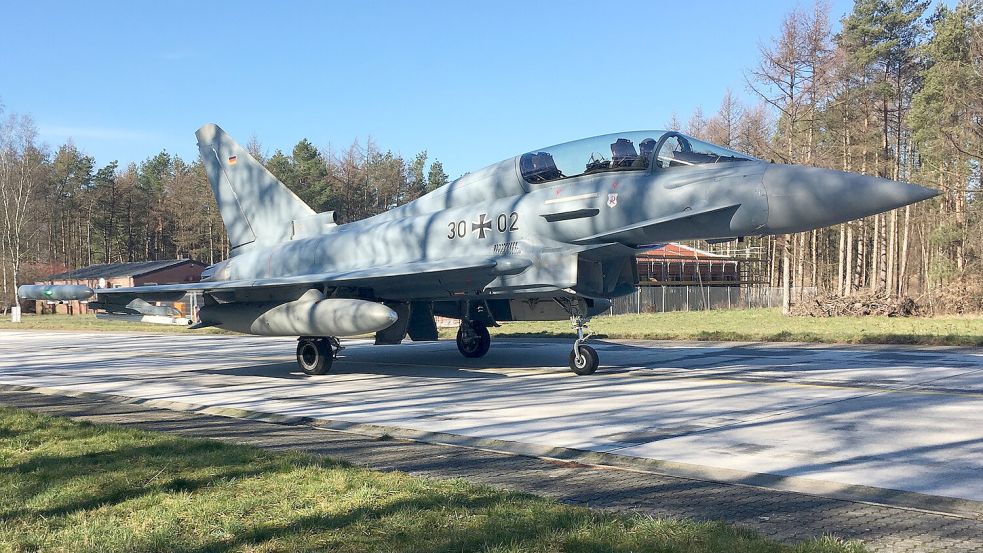 Ein Eurofighter des Richthofen-Geschwaders auf dem Weg zur Startbahn auf dem Flugplatz Wittmundhafen. Foto: Oltmanns/Archiv