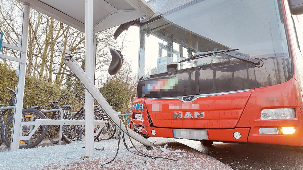 In Hinte rutschte der Bus in eine Haltestelle. Foto: Till Oliver Becker