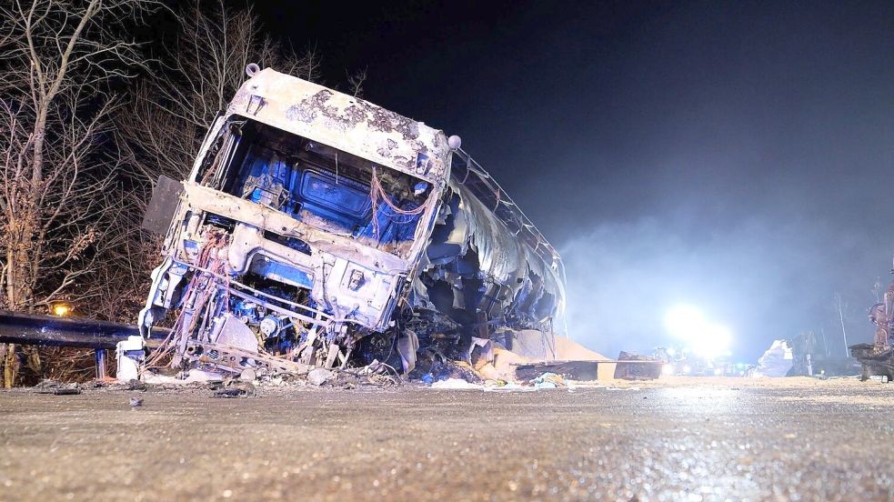 Beide betroffenen Fahrzeuge fingen Feuer. Foto: Jörn Hüneke/dpa