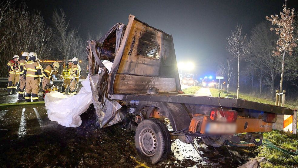 Ein Transporter und ein Lastwagen waren auf der Bundesstraße 401 zusammengestoßen. Foto: Jörn Hüneke/dpa