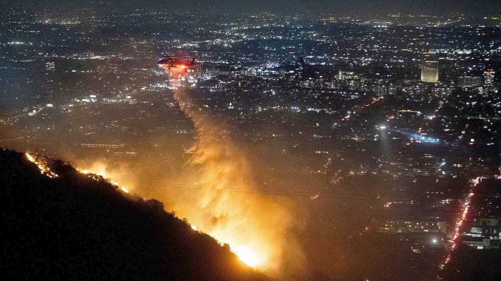 Die Löscharbeiten in den berühmten Hollywood Hills dauern an, die Behörden geben aber leichte Entwarnung. Foto: Ethan Swope/AP/dpa