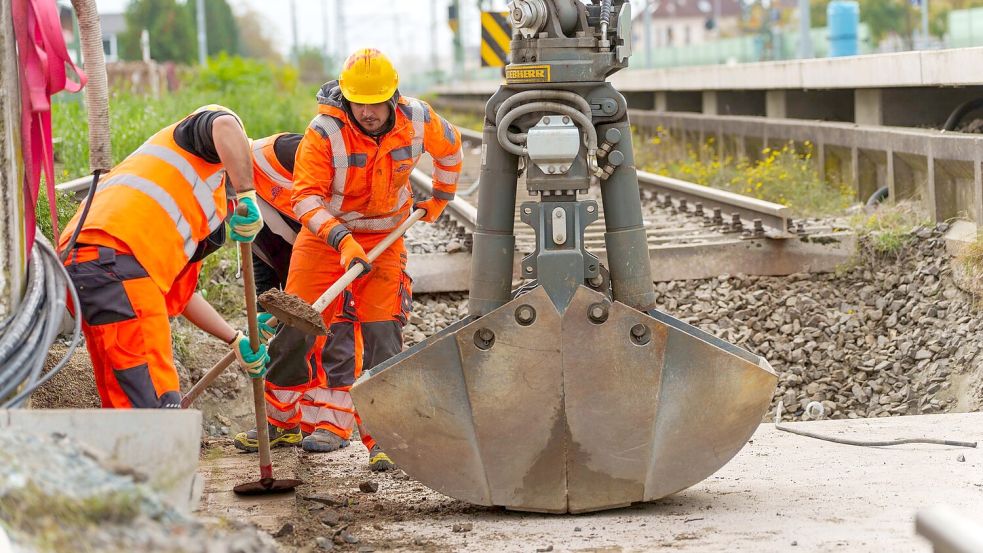 Der Aufsichtsratschef der Deutschen Bahn, Werner Gatzer, hält 150 Milliarden Euro für die langfristige Ertüchtigung der Bahn-Infrastruktur für erforderlich. (Archivbild) Foto: Andreas Arnold/dpa