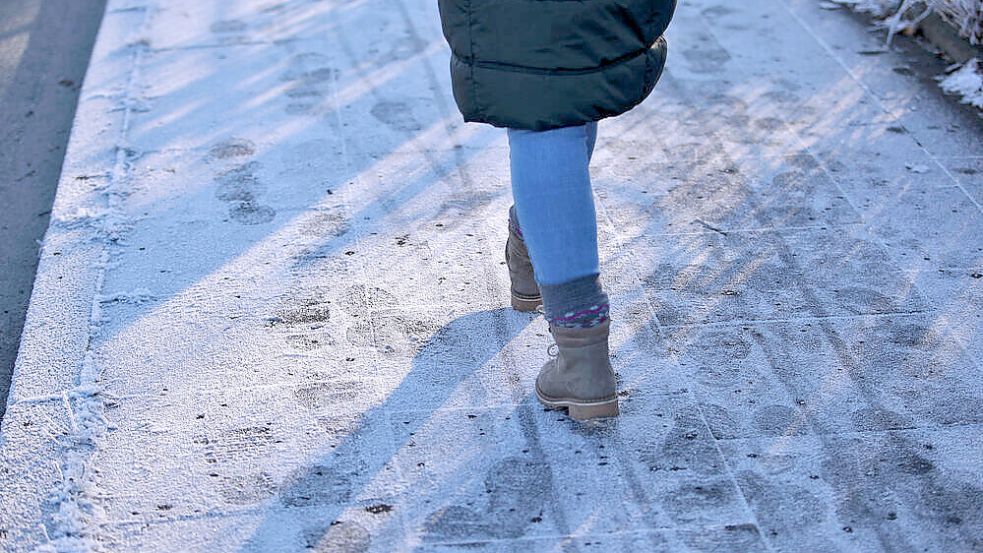 In den kommenden Tagen kann es in Niedersachsen wieder glatt werden und auch schneien. Foto: IMAGO/Maximilian Koch