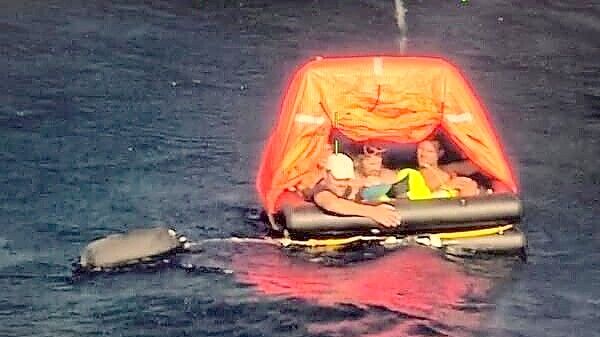 André Engelhardt und seine drei Mitsegler trieben in der Rettungsinsel etwa 320 Kilometer nordwestlich von der Karibikinsel Aruba. Foto: Kustwacht Caribischgebied