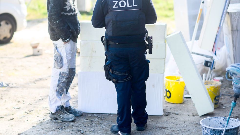 Die Steuer- und Abgabenlast sind aus Sicht von Experten der Hauptgrund dafür, dass Schwarzarbeit für viele Menschen in Deutschland attraktiv ist. Foto: Julian Stratenschulte/dpa