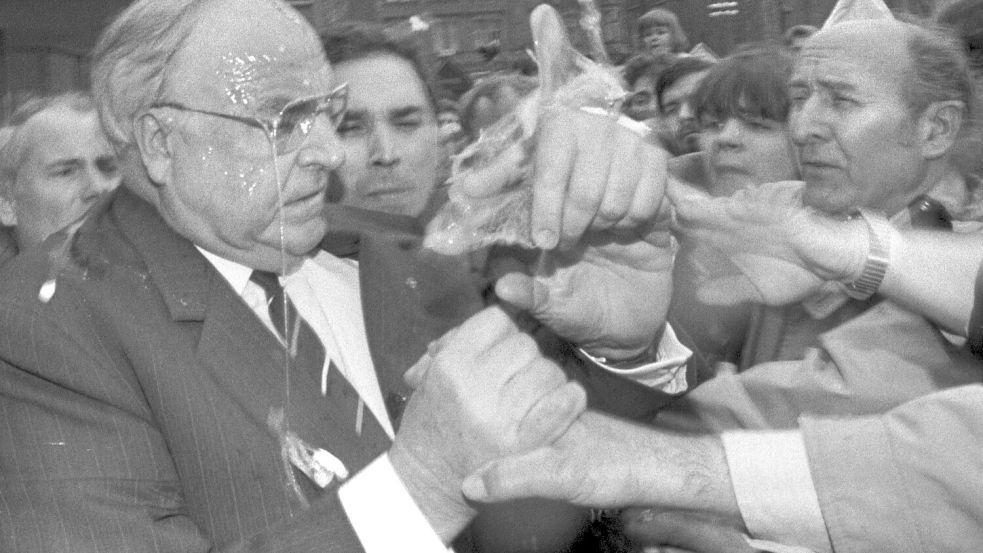 Nachdem er getroffen wurde, versucht Kohl, den Angreifer in der Menge ausfindig zu machen. (Archivbild) Foto: picture alliance / Peter Kneffel/dpa