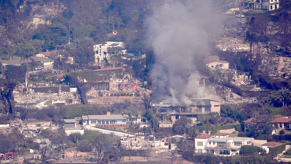 Etwa 10.000 Häuser sollen den Feuern schon zum Opfer gefallen sein. Foto: Mark J. Terrill/AP/dpa