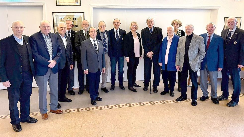 Carola Wonhöfer (Mittig, mit Brille) ehrte eine große Gruppe von Jubilaren beim Neujahrsempfang des Emder Rudervereins. Foto: privat