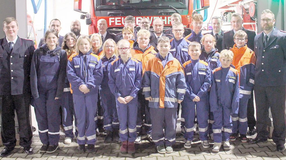 Den fröhlichen Gesichtern der Mädchen und Jungen ist der Spaß an der Jugendfeuerwehr anzusehen. Sie stellten sich mit dem neuen Jugendfeuerwehrwart Julian Lüdemann (von links), dem stellvertretenden Bürgermeister Nico Bloem, dem stellvertretenden Kreisjugendfeuerwehrwart Jens Baumfalk und Stadtjugendfeuerwehrwart Ewald Freese für ein Foto auf. Mit im Bild sind (von rechts) der neue stellvertretende Jugendfeuerwehrwart Mario Haats, Sven Fisser, der stellvertretende Jugendfeuerwehrwart Ingo Stanschus sowie Ortsbrandmeister Andreas Bruns und Stadtbrandmeister Jörg Fisser. Foto: privat