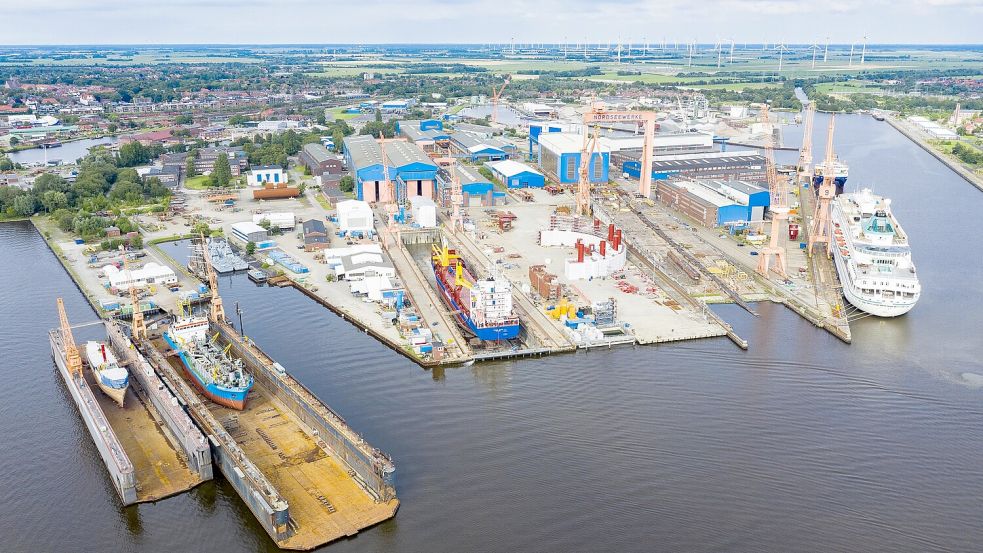 Die Emder Werft und Dock GmbH (EWD) ist auf dem historischen Werftgelände mit dem markanten, orangefarbenen Bockkran aus den ehemaligen Nordseewerken hervorgegangen. Foto: EWD