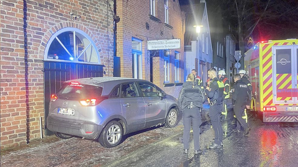 Das Auto war gegen das Teemuseum in Norden gefahren. Foto: Feuerwehr