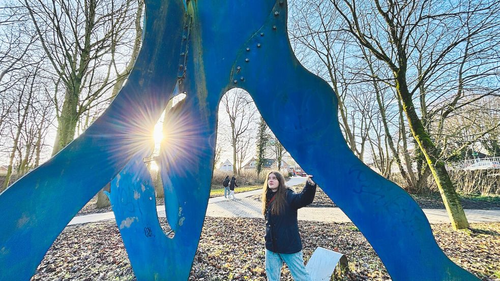 Anfassen ist erlaubt, doch das Kunstwerk ist kein Klettergerüst für Kinder. Daran erinnert die Stadt, nachdem sich ein Kind daran verletzt haben soll. Foto: Ortgies