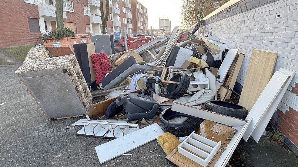 Auf einem Garagenhof an der Popenser Straße stapelt sich der Sperrmüll. Foto: Mieke Matthes