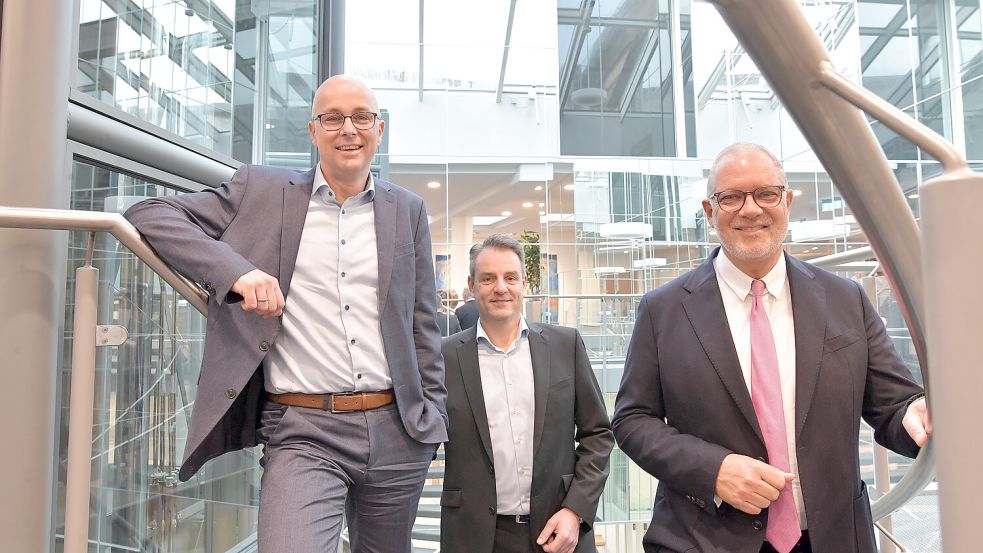 Auf ein gutes Jahr blickt der OVB-Vorstand in Leer zurück: (von links) Guido Mülder, Georg Alder und der Vorstandsvorsitzende Holger Franz. Foto: Ortgies