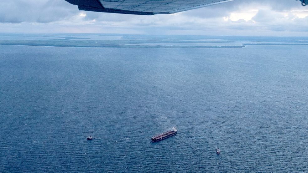 Zusätzliche Schiffe wurden zu dem havarierten Tanker und in dessen Nähe beordert. Foto: Stefan Sauer/dpa