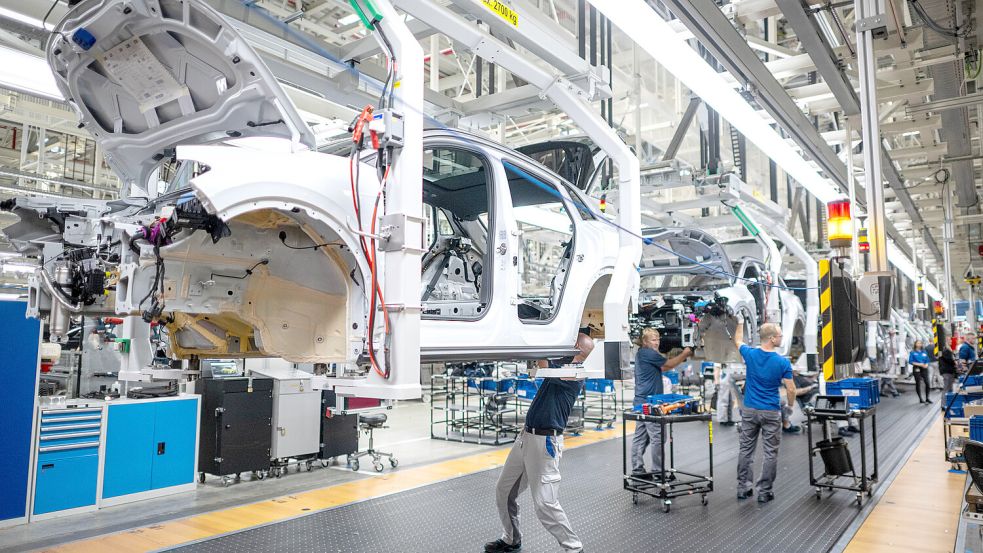 Arbeit an der Linie: Mitarbeiter im VW-Werk Emden. Foto: Schuldt/DPA