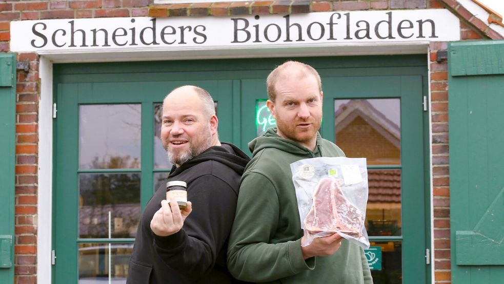 Der Koch Lars Hassler (Links) und der Landwirt Theo Schneider haben sich zusammengetan. Gemeinsam entwickeln sie Produkte für den Biohofladen. Foto: Böning