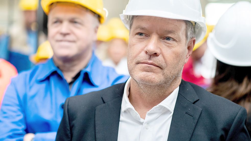 Erst kam der Kanzler, dann der Bundeswirtschaftsminister: Robert Habeck (rechts) im vergangenen Jahr auf der Meyer Werft. Foto: Hauke-Christian Dittrich/dpa