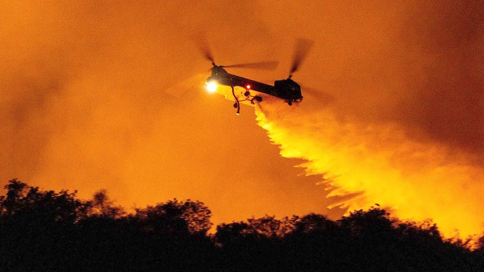 Noch kann die Feuerwehr keine Entwarnung bei den Bränden geben, ganz im Gegenteil. (Foto aktuell) Foto: Etienne Laurent/AP/dpa