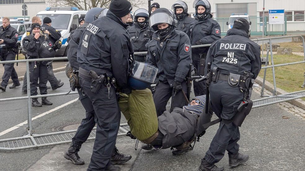 Demonstranten, die mit Blockaden versuchten, den Parteitag der AfD in Riesa zu stören, wurden teilweise von Polizisten weggetragen. Foto: Daniel Wagner/dpa