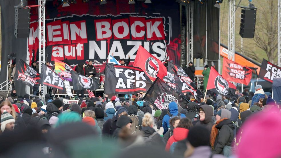 Vor der Parteitagshalle protestieren AfD-Gegner gegen das Treffen der rechten Partei. Foto: Jan Woitas/dpa