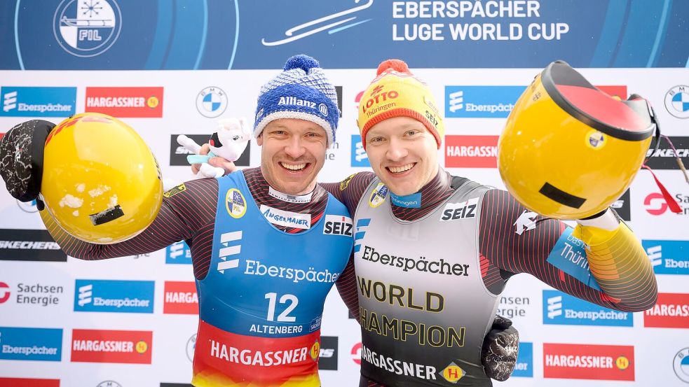 Sieger Max Langenhan (r) und der Zweitplatzierte Felix Loch jubeln im Ziel. Foto: Robert Michael/dpa