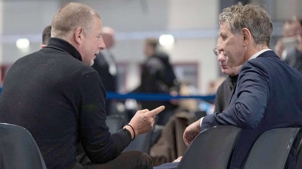 Höcke unterhält sich im Gästebereich der Parteitagshalle in Riesa mit Götz Kubitschek (r.), Verleger, Publizist und politischer Aktivist der Neuen Rechten. Foto: Sebastian Kahnert/dpa