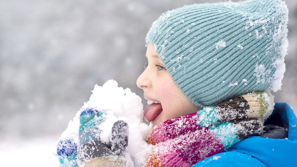 Schnee essen ist keine gute Idee: Was wirklich auf der Zunge schmilzt. Foto: IMAGO/Depositphotos