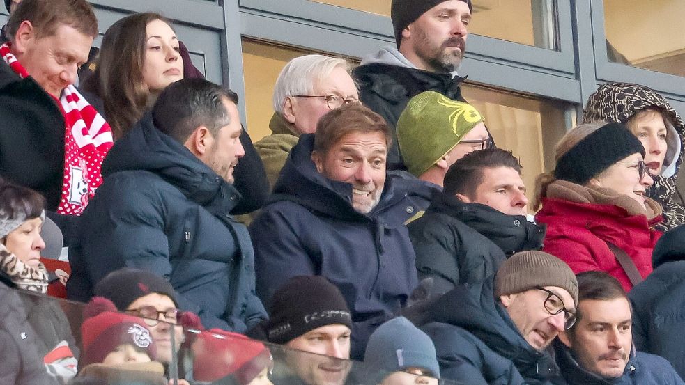 Jürgen Klopp (M) auf der Leipziger VIP-Tribüne. Foto: Jan Woitas/dpa