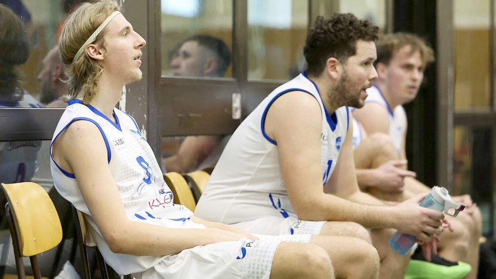 Enttäuschung pur: Die Logabirumer Spieler mussten zusehen, wie die Gäste aus Osnabrück in ihrer Halle feierten. Fotos: Doden, Emden