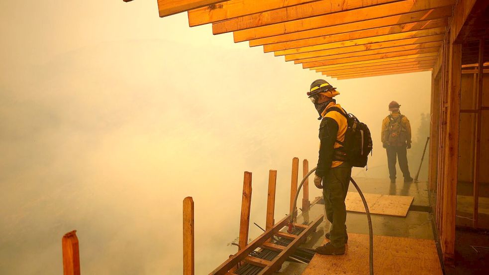 In den kommenden Tagen werden stärkere Winde erwartet, die die Flammen neu anfachen könnten. Foto: Eric Thayer/AP/dpa