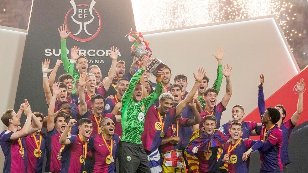 Der verletzte Marc-André ter Stegen durfte den Pokal entgegen nehmen. Foto: Altaf Qadri/AP/dpa