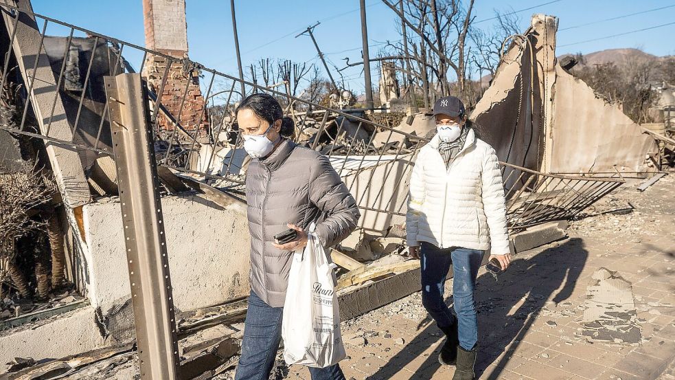 Die Feuer in Los Angeles sind trotz aller Bemühungen der Feuerwehrleute nicht unter Kontrolle. Foto: Noah Berger/AP/dpa