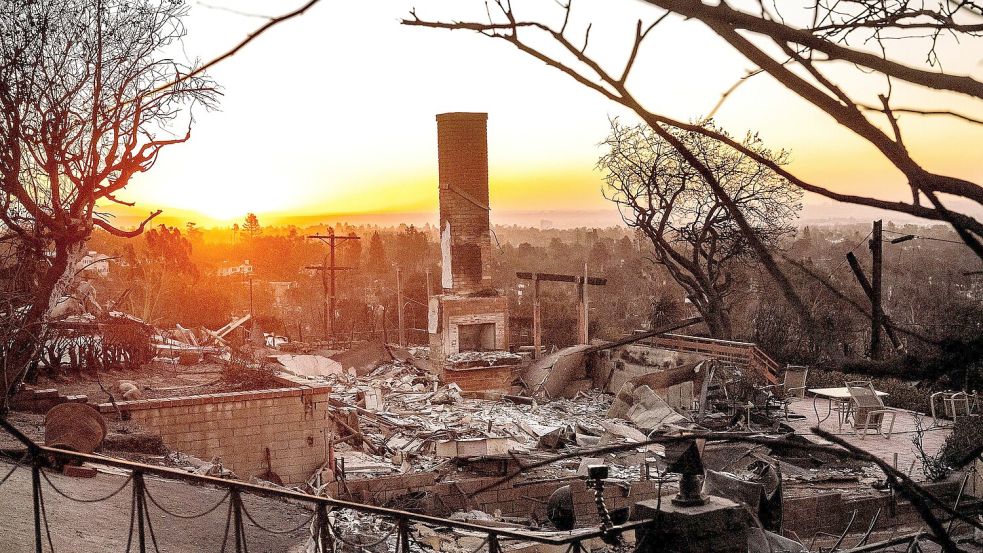 Das Feuer zerstörte ganze Straßenzüge. Foto: Noah Berger/FR34727 AP/AP/dpa