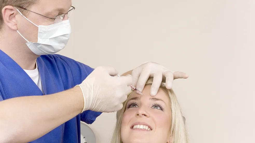 Die Botox-Spritze hilft nicht nur gegen Falten, sondern kann auch als Mittel gegen Migräne eingesetzt werden. Allerdings funktioniert das nur bei einer vergleichsweise kleinen Gruppe von Patienten. Foto: Imago/Panthermedia
