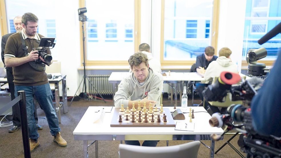 Magnus Carlsen saß am Wochenende zweimal für den FC St. Pauli am Brett. Foto: Marcus Brandt/dpa