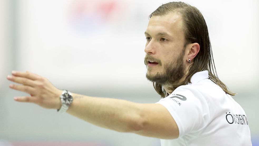 Aurichs Trainer Sven Suton (Foto) freut sich, dass er mit seinem Landsmann Mladen Boskovic eine Verstärkung im Kader bekommen hat. Doch auch mit ihm verloren die Auricher in Bielefeld. Foto: Doden, Emden