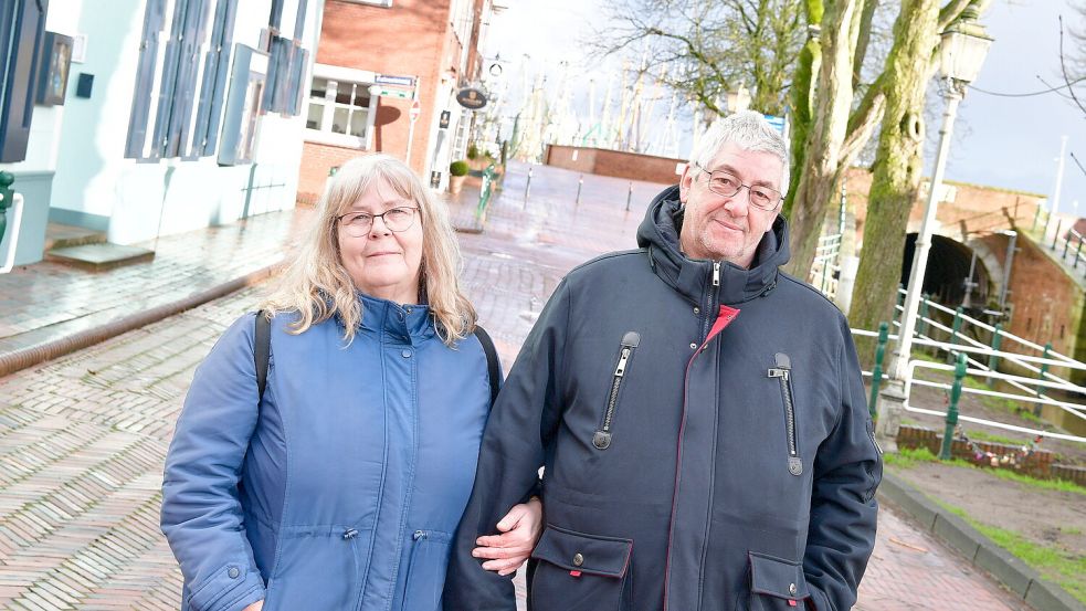 Zwei der wenigen Urlauber aktuell: Petra und Peter aus dem Oberharz haben sich neben Greetsiel auch schon Emden, Norden und Aurich angesehen. Fotos: Wagenaar