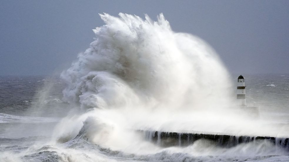 Eine Riesenwelle umtost einen Leuchtturm an der britischen Küste: Seit 30 Jahren wird intensiv über Monsterwellen geforscht: Mittlerweile gibt es verlässliche Vorhersage-Dienste für die Schifffahrt. Symbolfoto: dpa/Owen Humphreys