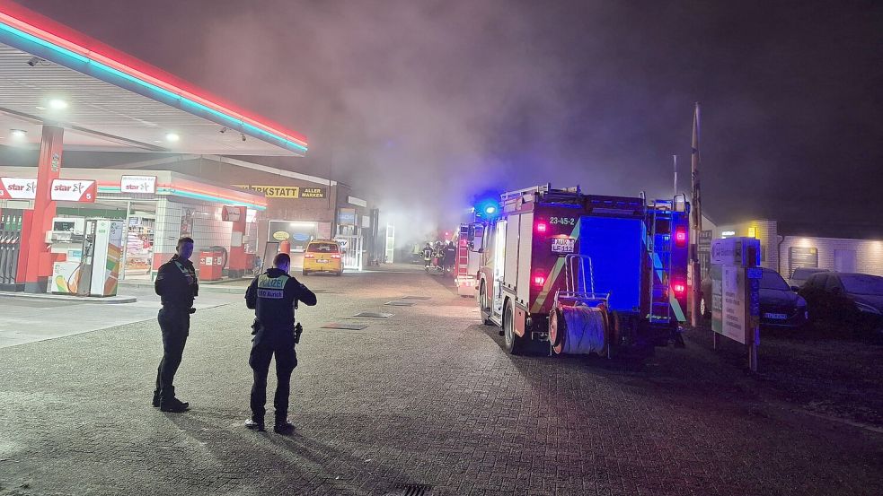 In einer Werkstatt in unmittelbarer Nähe zu einer Tankstelle in Georgsheil ist am Montagmorgen ein Feuer ausgebrochen. Foto: Feuerwehr