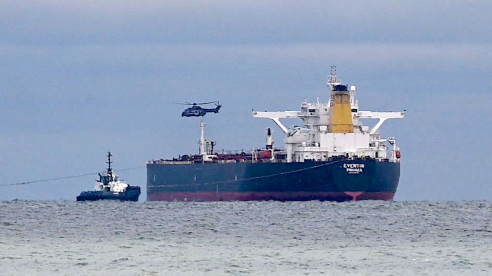 Die 24 Besatzungsmitglieder des Tankers „Eventin“ werden nach Angaben des Wasserstraßen- und Schifffahrtsamts Ostsee versorgt. Foto: Stefan Sauer/dpa