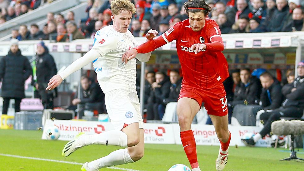 Mit Holstein Kiel unterlag Lasse Rosenboom (links) am Samstag im ersten Bundesliga-Spiel des Jahres 2:3 beim SC Freiburg. Foto: Imago