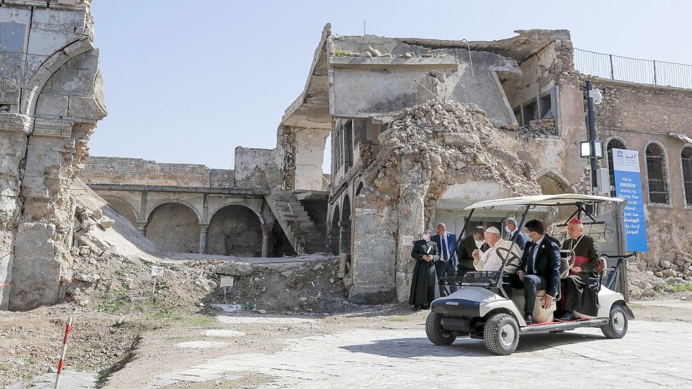 Papst Franziskus geriet im Irak nach eigenen Angaben ins Visier von zwei Attentätern. (Archivbild) Foto: Andrew Medichini/AP/dpa