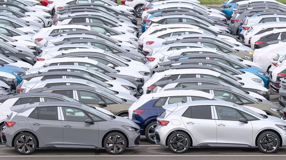 Neuwagen stehen zur Auslieferung auf einem Parkplatz auf dem Werksgelände von Volkswagen in Zwickau. Am Standort werden – wie auch in Emden – ausschließlich vollelektrische Fahrzeuge produziert. Foto: Schmidt/DPA