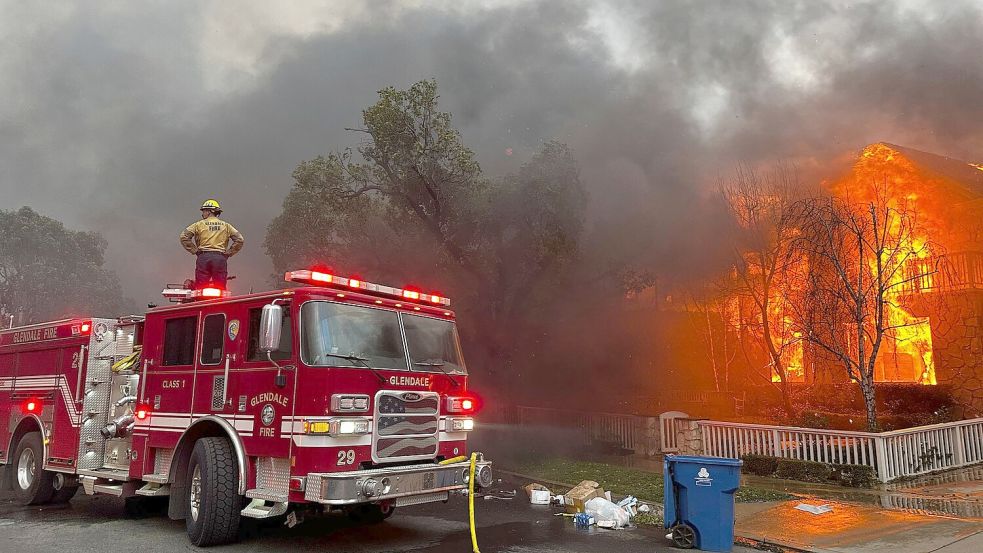 Zur Unterstützung ihrer Arbeit bekommt die Feuerwehr nun Geld von den reichen Filmstudios. (Archivbild) Foto: Eugene Garcia/AP/dpa