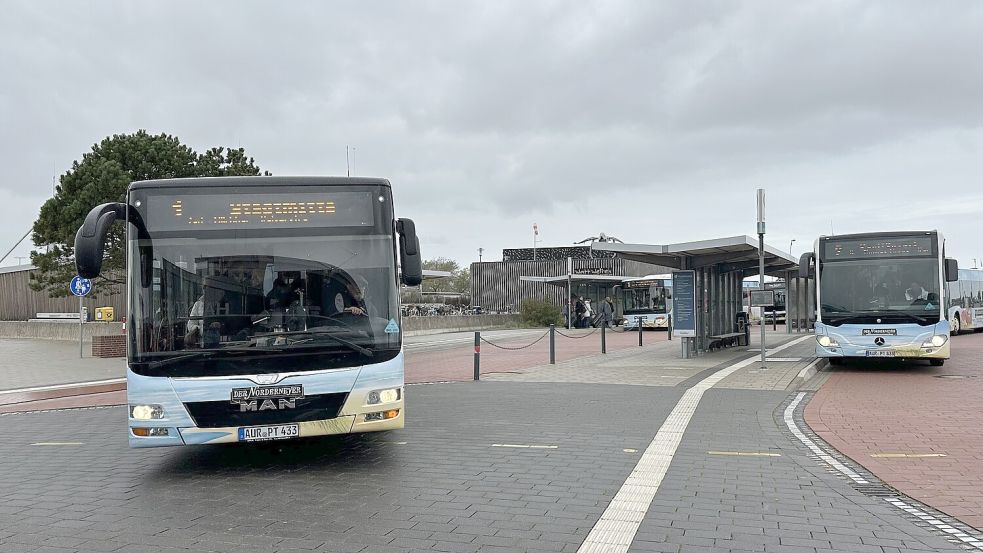 Der Inselbus bringt Feriengäste in die Stadt und zum Strand. Jetzt auch mit dem Deutschlandticket. Foto: Lars Laue